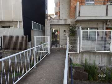 水路を渡ってアクセスするサブエントランス