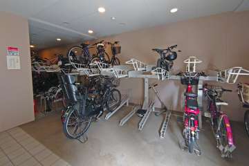 屋内に設けられた駐輪場