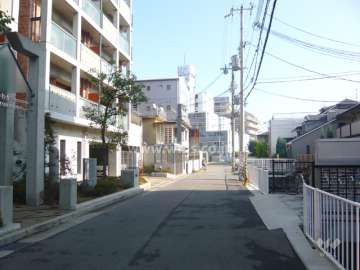周辺はマンションと一戸建てが混在する住宅地。敷地の北側に阪急神戸線、西側に産業道路が走っています。