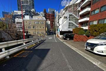 敷地の南西側前面道路（南東側から）