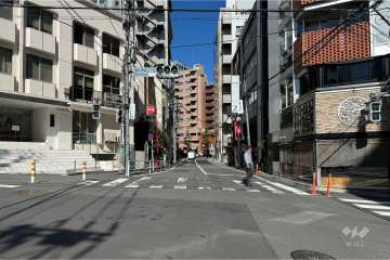 敷地北東側の前面道路（南東側から）