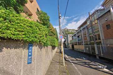 敷地東側の前面道路（南側から）