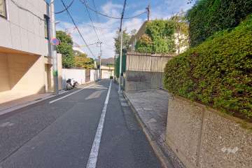 敷地西側の前面道路（南側から）