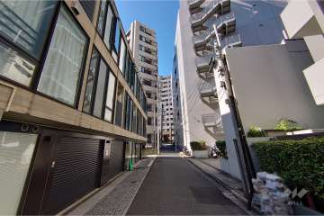 敷地北西側の前面道路（北東側から）