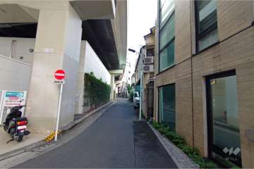 敷地南東側の前面道路（北東側から）