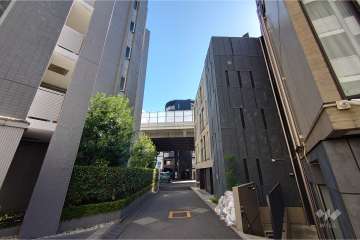 敷地北東側の前面道路（北西側から）