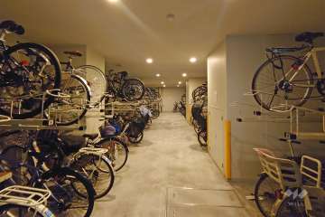 屋内に設けられた駐輪場