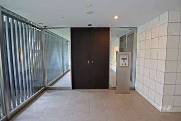 エントランスはオートロック付きです。