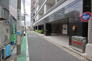 敷地の南西側の前面道路（南東側から）