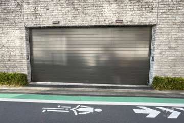 駐車場の出入り口（シャッター式）