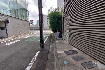 敷地北側の前面道路（西側から）