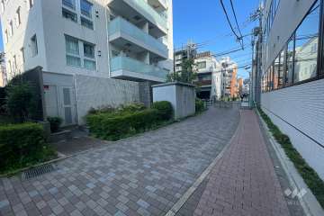敷地北東側の前面道路（南東側から）