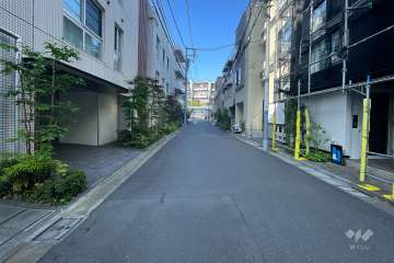 敷地北西側の前面道路（北東側から）