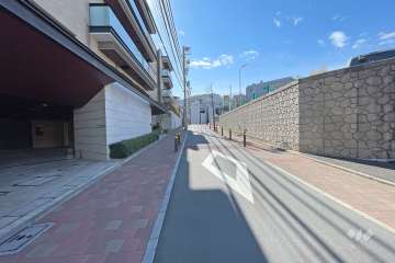 敷地西側の前面道路