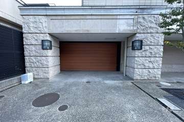 駐車場の出入り口（シャッター付き）