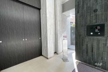 エントランスはオートロック付きです。