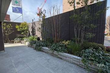 緑の多いエントランス