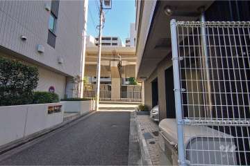 敷地北東側の前面道路（北西側から）