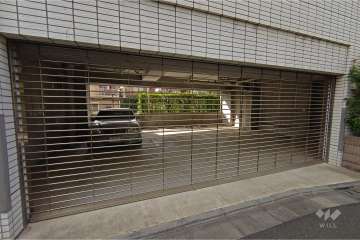 駐車場の出入り口（リングシャッター式）・敷地内駐車場（屋内平面式）