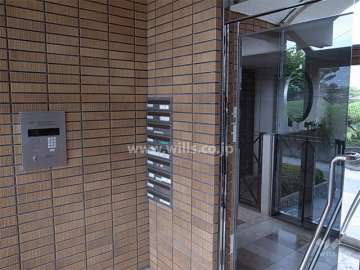 エントランスはオートロック付きです。