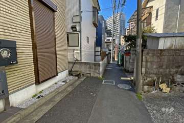 敷地北側の前面道路（東側から）