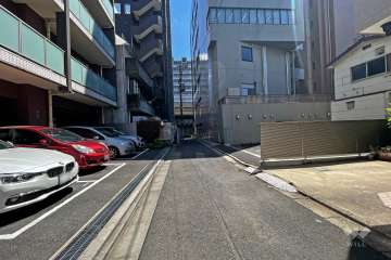 敷地南西側の前面道路（北西側から）