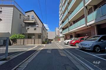 敷地南西側の前面道路（南東側から）