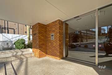 エントランスはオートロック付きです。