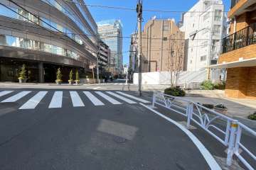 敷地南西側道路の先は玉川通りに続いています。