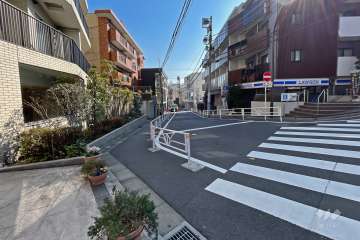 敷地西側の前面道路