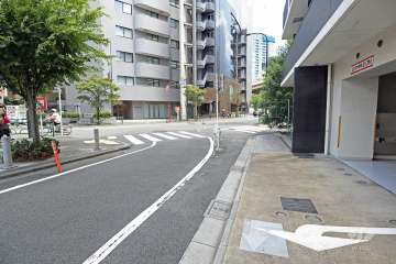 敷地北側前面道路からすぐ東側は都道414号（四谷角筈線）が通っています。