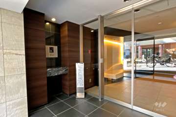 エントランスはオートロック付きです。