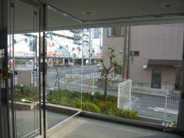 ガラス張りのエントランスホール