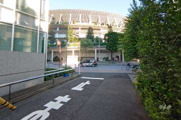 北東側の前面道路（北西側から）