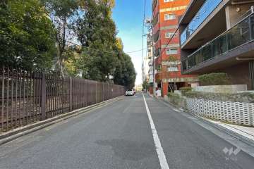 敷地北東側の前面道路（北西側から）
