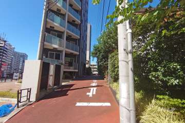 敷地北西側の前面道路（南側から）