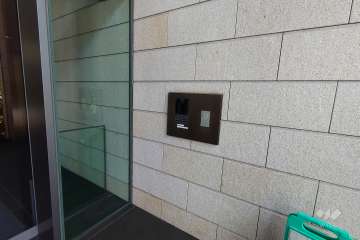 エントランスはオートロック付きです。