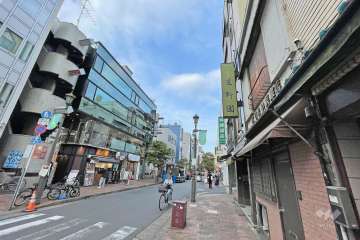 周辺は住宅の他、店舗や事務所、寺院などが混在する街です。