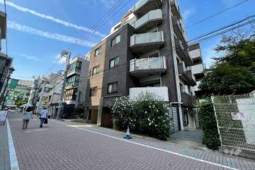 敷地西側の前面道路