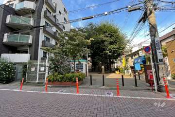 敷地に隣接する『広尾児童遊園地』