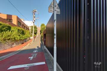 敷地北側の前面道路（西側から）