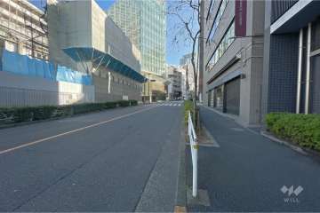 敷地北東側の前面道路（北西側から）
