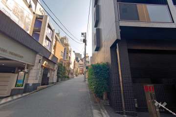 敷地北東側の前面道路（北西側から）