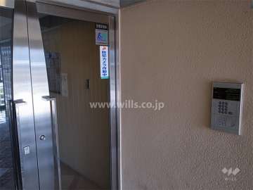 エントランスはオートロック付きです。