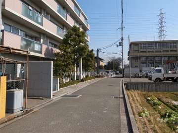 敷地南側の道路。突き当たりは国道171号線です。