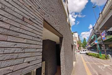 敷地南側の前面道路（西側から）