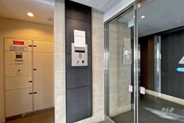 エントランスはオートロック付きです。