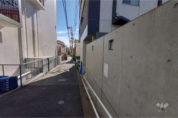 敷地南東側の前面道路（北東側から）