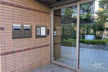 エントランスはオートロック付きです。