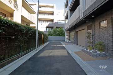 敷地南東側の前面道路(南西方面から）